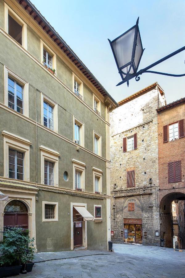 Residenza D'Epoca Le Aquile Bed & Breakfast Siena Bagian luar foto